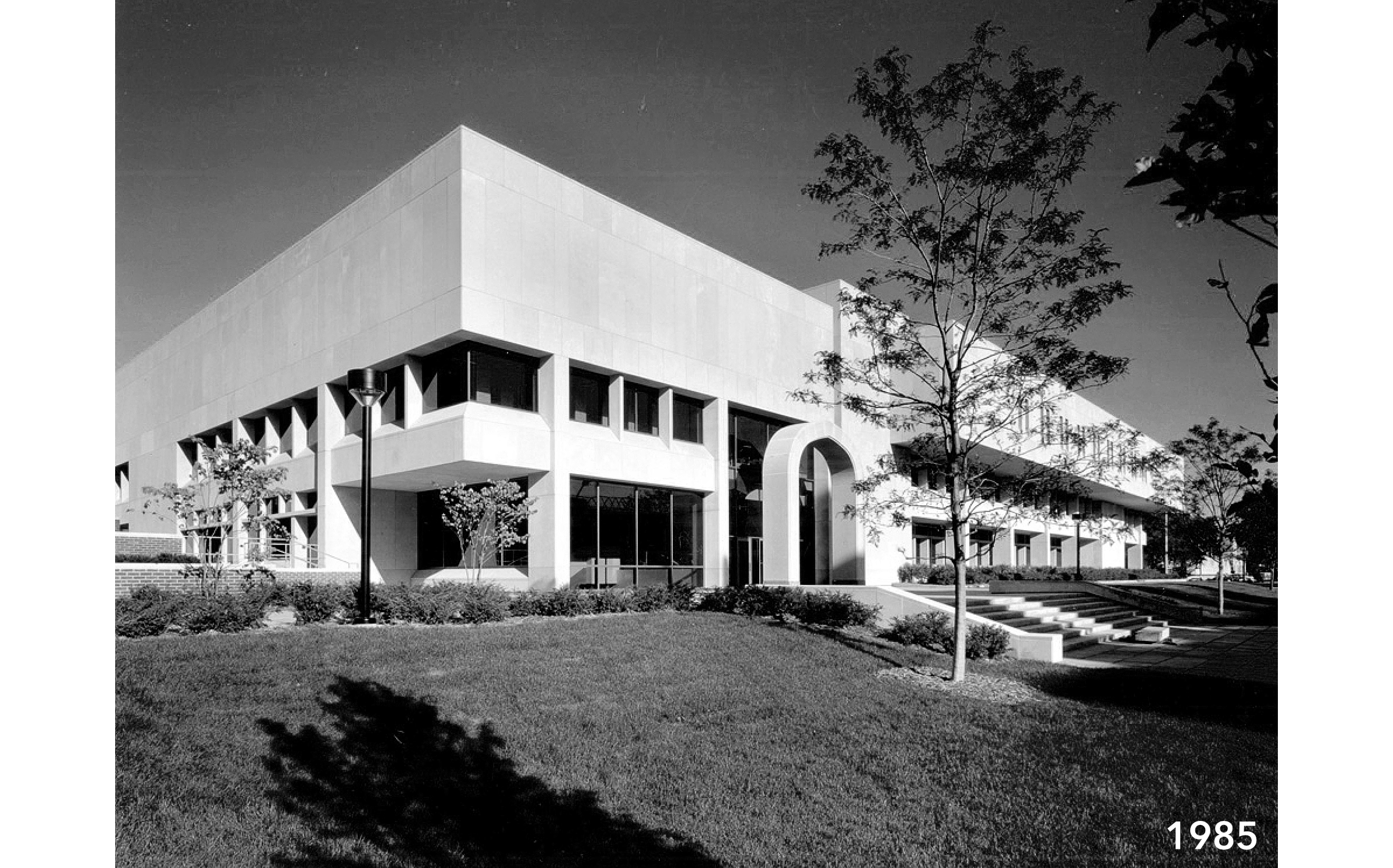 1985 photograph of Crerar Library shortly after it was completed